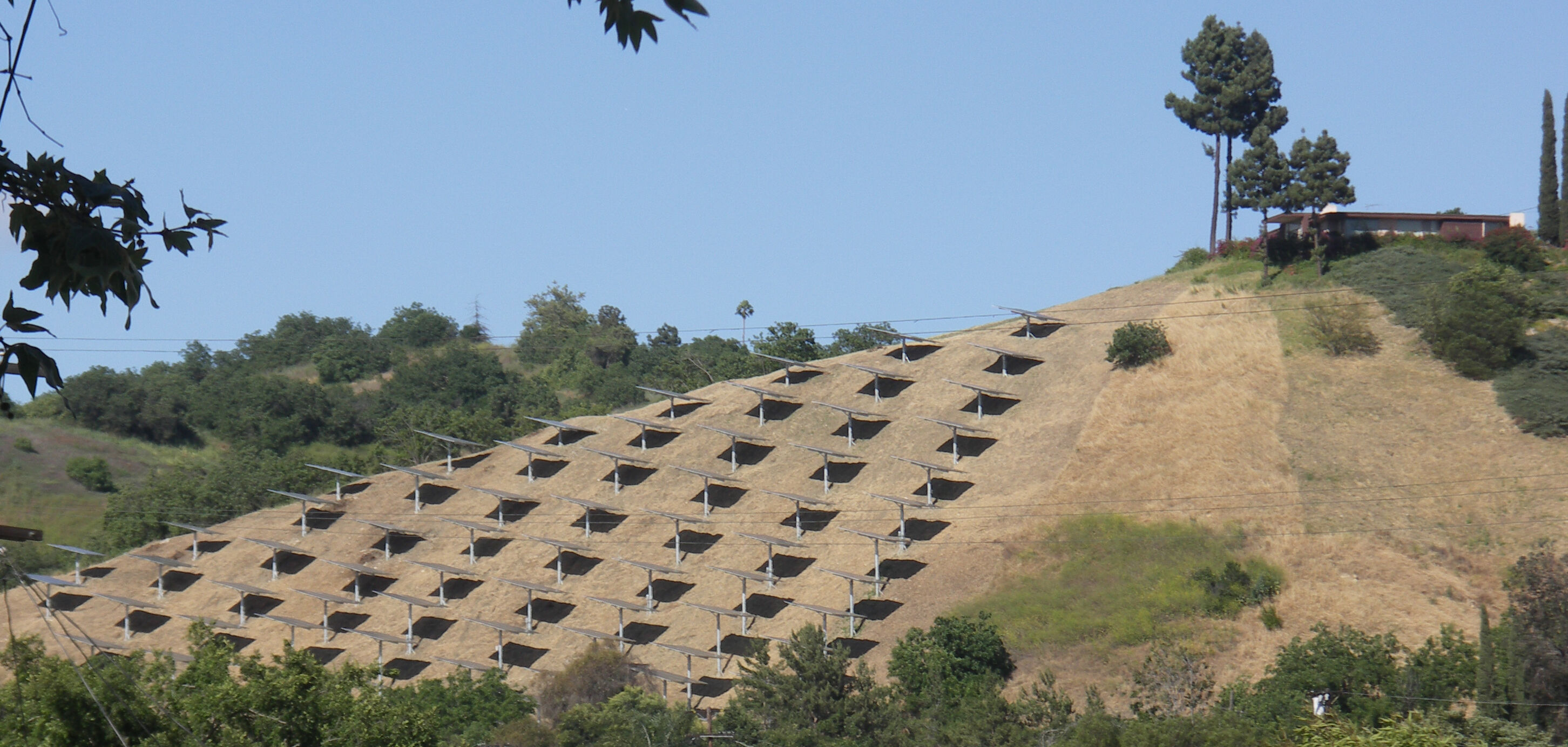 paneles fotovoltaicos en una colina
