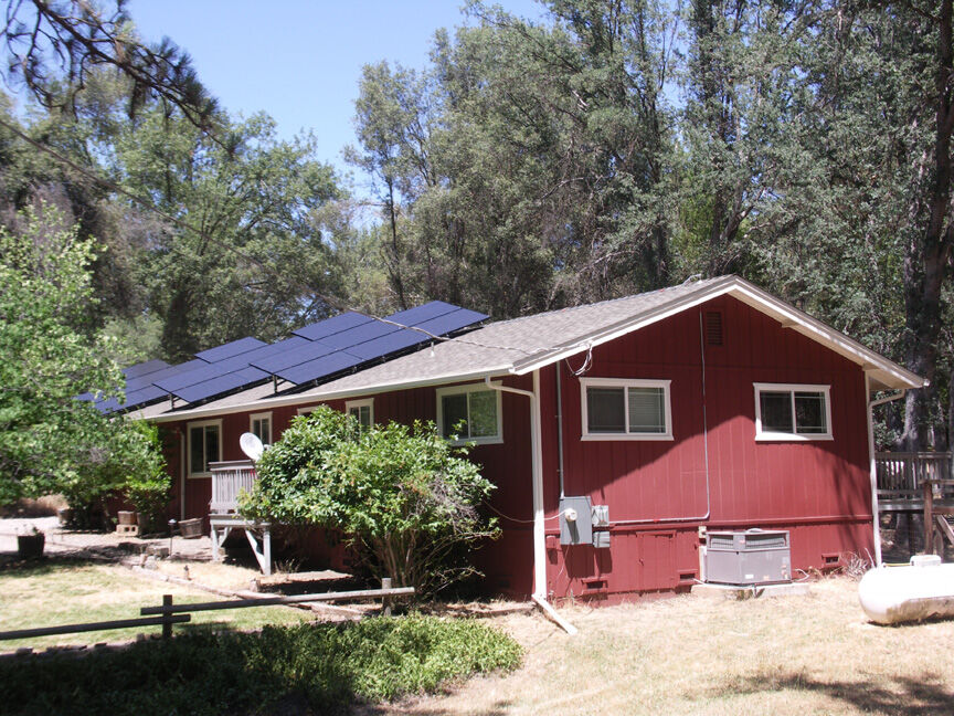 paneles fotovoltaicos en una casa del lago