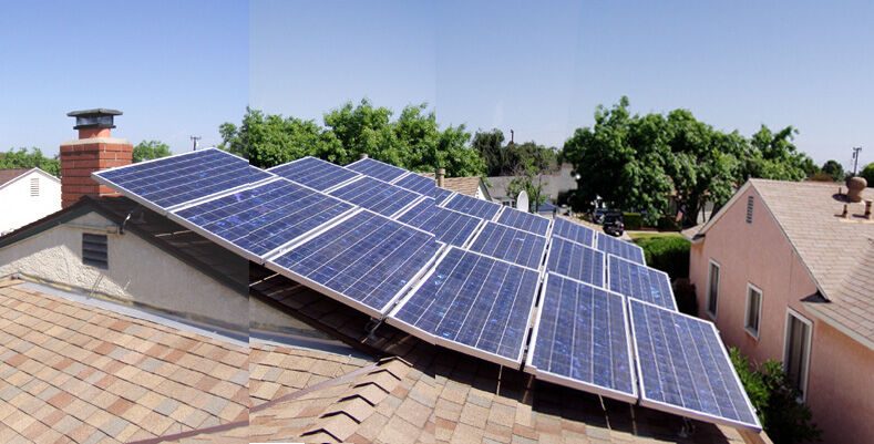 Paneles fotovoltaicos instalados en un tejado